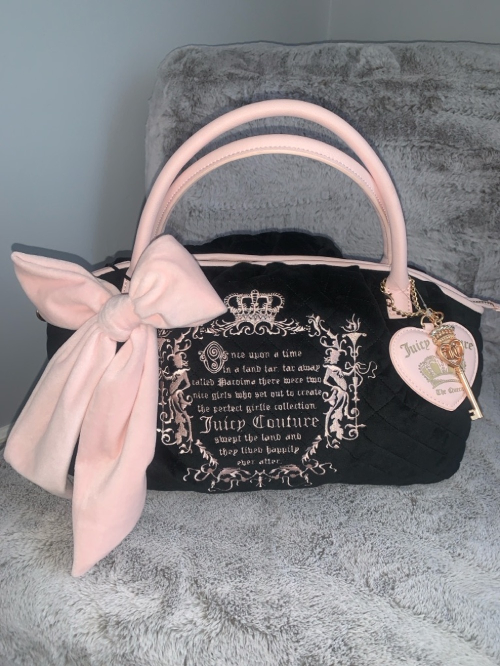 🆕- JUICY TALE BOWLERS BAG IN LIQUORICE WITH BEAUTIFUL
 BIG PINK BOW 🎀